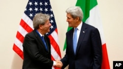 Ngoại trưởng Mỹ John Kerry và Ngoại trưởng Italia Paolo Gentiloni đồng chủ trì cuộc họp nhằm bày tỏ sự hậu thuẫn đối với Chính phủ Đoàn kết Quốc gia mà các cường quốc phương Tây hy vọng sẽ đoàn kết các phe phái ở Libya. (Ảnh tư liệu)