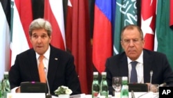 Ngoại trưởng Mỹ John Kerry, trái, và Ngoại trưởng Nga Sergey Lavrov họp tại Vienna, Áo, 14/11/2015.