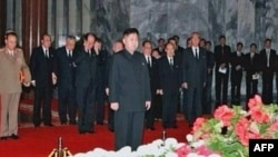 Ông Kim Jong-un đứng trước quan tài của cha tại Lăng Kumsusan ở Bình Nhưỡng, ngày 20/12/2011