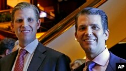 Eric Trump, trái, và Donald Trump Jr., Phó Chủ tịch điều hành của Tập đoàn Trump, ảnh chụp tại một sự kiện của Scion Hotels, một phân nhánh của khách sạn Trump, ngày 5/6/2017, ở New York.