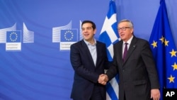 Chủ tịch Uỷ ban châu Âu Jean-Claude Juncker (phải) ân cần tiếp đón Thủ tướng Hy Lạp Alexis Tsipras khi ông đến họp ở Burssels