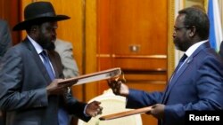 Tổng thống Nam Sudan Salva Kiir và lãnh đạo phiến quân Riek Machar ký thỏa thuận hòa bình tại Addis Ababa, Ethiopia, ngày 9/5/2014.