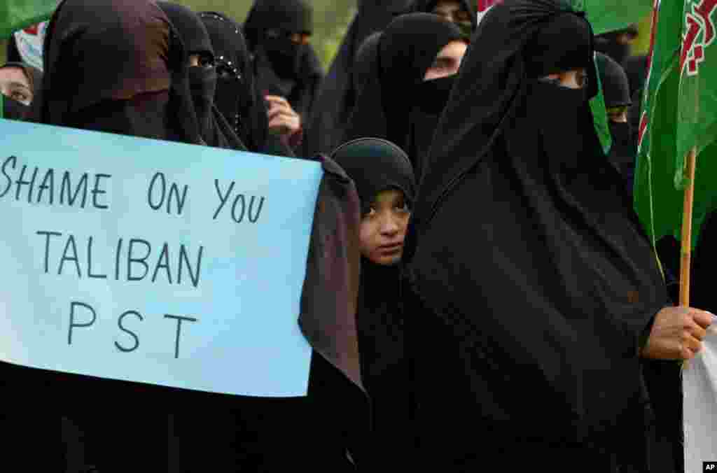 Women supporters of Pakistan Sunni Tehreek protest to condemn the attack on Malala Yousufzai, Islamabad, Pakistan, October 14, 2012. Những người phụ nữ ủng hộ tổ chức Sunni Tehreek của Pakistan biểu t&igrave;nh l&ecirc;n &aacute;n vụ tấn c&ocirc;ng c&ocirc; Malala Yousufzai ở Islamabad, Pakistan, ng&agrave;y 14 th&aacute;ng 10, 2012.