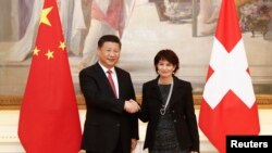 Tổng thống Thụy Sĩ Doris Leuthard và Chủ tịch Trung Quốc Tập Cận Bình bắt tay trước cuộc đàm phán tại Bern, Thụy Sĩ, ngày 16/1/2017.