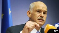 Thủ tướng Hy Lạp George Papandreou phát biểu trước báo giới sau cuộc họp thượng đỉnh của các nhà lãnh đão Liên Hiệp Âu châu tại Brussels, ngày 24 tháng 6, 2011