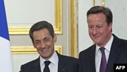 Tổng thống Pháp Nicolas Sarkozy (trái) và Thủ tướng Anh David Cameron tại điện Elysee, 17/2/2012