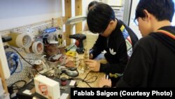 Các sinh viên tại Fablab Sài Gòn.