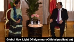 Cố vấn Nhà nước Myanmar Aung San Suu Kyi gặp Thủ tướng Việt Nam Nguyễn Xuân Phúc (ảnh tư liệu, tháng 7/2017)