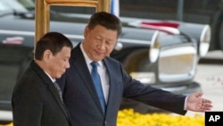 Tổng thống Philippines Rodrigo Duterte (bên trái) và Chủ tịch Trung Quốc Tập Cận Bình tại lễ đón ở Đại lễ đường Nhân dân Bắc Kinh, 20/10/2016.