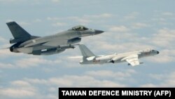 Chiến đấu cơ F-16 (trái) và máy bay ném bom H-6KF H-6K của quân đội Trung Quốc.