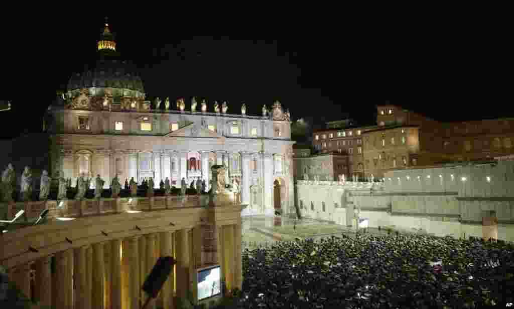 H&agrave;ng ng&agrave;n t&iacute;n đồ C&ocirc;ng gi&aacute;o đứng chật Quảng trường th&aacute;nh Ph&ecirc;r&ocirc; tại Vatican ng&agrave;y 13/3/2013.