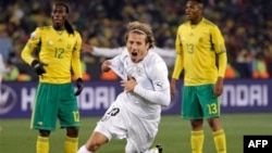 Diego Forlan mừng bàn thắng ghi vào lưới đội chủ nhà Nam Phi trong trận đấu ở vòng bảng, World Cup 2010, trên sân Loftus Versfeld ở Pretoria, ngày 16 tháng 6, 2010.