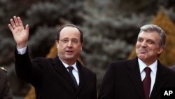 Tổng thống Thổ Nhĩ Kỳ Abdullah Gul trong buổi lễ tiếp đón Tổng thống Pháp Francois Hollande tại dinh tổng thống ở Ankara, Thổ Nhĩ Kỳ, 27/1/14