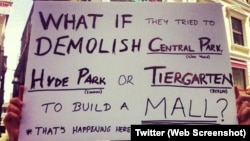 İstanbullu göstericinin elindeki pankartta "New York'taki Central Park'ı, Londra'daki Hyde Park'ı, Berlin'deki Tiergarten'ı AVM'ye çevirmek isteseler ne yapardınız. Burada bu oluyor" ifadesine yer verilmiş. (Twitter).
