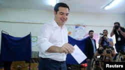 Thủ tướng Hy Lạp Alexis Tsipras đi bỏ phiếu tại Athens, ngày 5/7/2015.