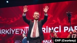 Türkiye’de 31 Mart yerel seçimleri sonuçlarına göre artık birinci siyasi parti konumunda olan CHP’de parti içi tartışmalara yön verecek tüzük kurultayında, Genel Başkan Özel, gelecek Cumhurbaşkanlığı seçiminde olası adaylığı tartışma konusu olan İmamoğlu’na sahip çıktı. 