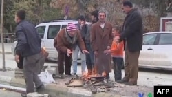 Van'daki depremler sonrasında binlerce kişi evsiz kaldı, evleri olanlarsa, yeni deprem korkusuyla evleri yerine sokaklarda kalmayı tercih etti.