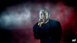 Kendrick Lamar trên sân khấu liên hoan âm nhạc Coachella ở Indio, California, tháng 4 vừa qua.