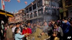 Phật tử Nepal thắp hương cầu nguyện cho các nạn nhân động đất tại chùa Boudhanath Stupa ở Kathmandu, ngày 4/5/2015.