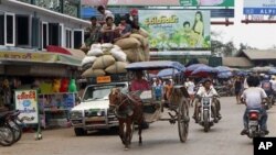 Xe cộ trên 1 con đường gần chợ địa phương ở Mawlamyine, Mon State, Myanmar, 11/3/2012