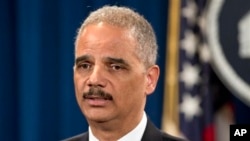 Tuy nhiên, Bộ trưởng Tư pháp Mỹ Eric Holder nói vụ tin tức bị rò rỉ cho hãng AP đặt "người dân Mỹ vào tình thế nguy hiểm"