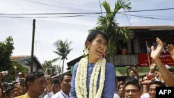 Nhà lãnh đạo đối lập Miến Ðiện Aung San Suu Kyi nói chuyện với các ủng hộ viên