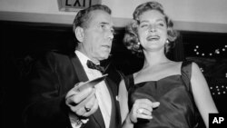 Nữ diễn viên Lauren Bacall và chồng, nam diễn viên Humphrey Bogart trong phim "To Have and Have Not".