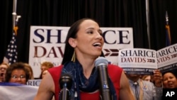 UCV Dân Chủ Sharice Davids trao đổi với những người ủng hộ bà tại Olathe, Kansas, ngày 6/11/2018. (AP Photo/Colin E. Braley)