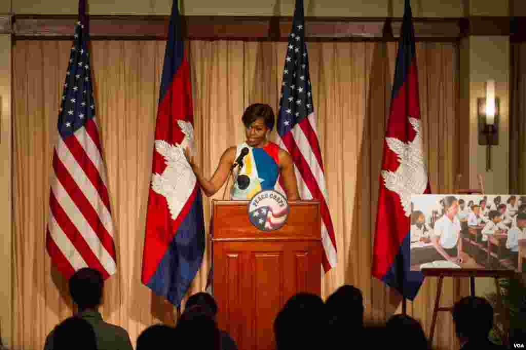 Bà Michelle Obama phát biểu trước các tình nguyện viên Đoàn Hòa bình ở Siem Reap, Campuchia, ngày 21/3/2015.