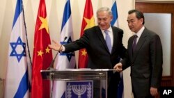 Bộ trưởng Ngoại giao Trung Quốc Vương Nghị và Thủ tướng Israel Benjamin Netanyahu tại cuộc họp báo ở Jerusalem, ngày 18/12/2013.