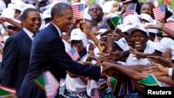 Dân Tanzania chào mừng Tổng thống Obama (phải) và Tổng thống Kikwete của Tanzania