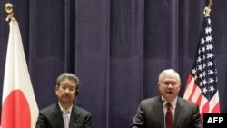 Bộ trưởng Quốc phòng Hoa Kỳ Robert Gates (phải) và vị tương nhiệm Nhật Bản Toshimi Mitazawa tại cuộc họp báo chung ở Tokyo