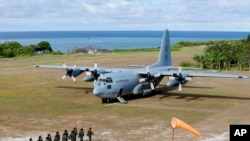 Máy bay vận tải C-130 đưa các quan chức quân sự Philippines thăm Thị Tứ năm 2017.