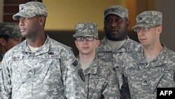 Binh nhất Bradley Manning (Giữa) bị tố cáo đã chia sẻ với Wikileaks các văn kiện mật mà trang mạng này bắt đầu công bố hồi tháng 7 năm 2010.