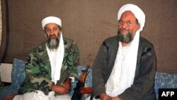 Osama bin Laden (trái) và phó chỉ huy Ayman al-Zawahri (hình chụp năm 2001)