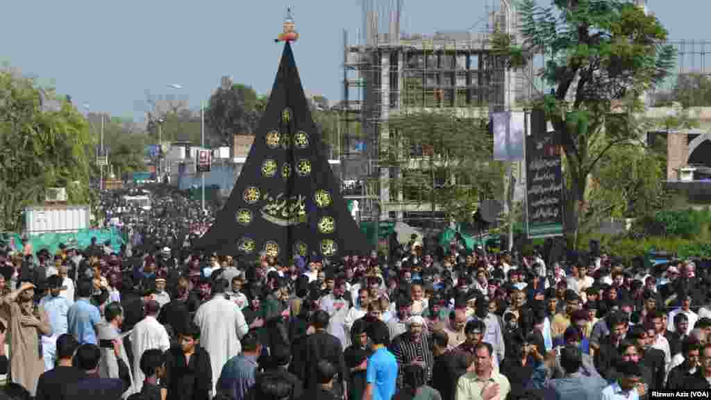 اسلام آباد کے ماتمی جلوس کی گزرگاہوں کی جانب جانے والے تمام راستوں کو خاردار تاروں، کنٹینرز اور دیگر رکاوٹوں کے ذریعے سیل کیا گیا ہے۔