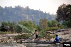 Một ngư dân thả lưới gần Don Sahong. (Ảnh: VOA/Luke Hunt)