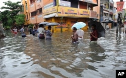 Những trận mưa lớn nhất trong vòng một thế kỷ đã làm cho thành phố Chennai chìm ngập trong làn nước.