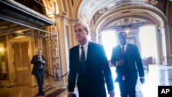 Công tố viên đặc biệt Robert Mueller rời điện Capitol sau một phiên họp kín với các thành viên của Ủy ban Tư Pháp Thượng viện Hoa Kỳ về việc Nga xen vào cuộc bầu cử Mỹ, tại Washington, ngày 21/6/2017. (AP Photo/J. Scott Applewhite)