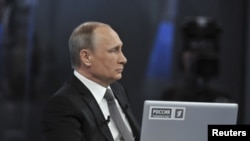 Tổng thống Nga Vladimir Putin nói chuyện trong chương trình hỏi đáp trực tiếp 16/4/15