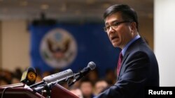 Đại sứ Mỹ Gary Locke dùng bài diễn văn chót khi tại chức để hối thúc Bắc Kinh tăng cường chế độ pháp trị và tôn trọng quyền tự do bày tỏ ý kiến của người dân.