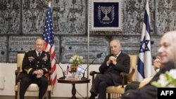 Đại tướng Martin Dempsey, trái, và Tổng thống Israel Shimon Peres trong 1 cuộc họp ở Jerusalem, 20/1/2012