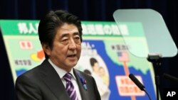 Thủ tướng Nhật Shinzo Abe nói chuyện tại một cuộc họp báo 1/7/14