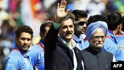 Thủ Tướng Ấn Độ Manmohan Singh và vị tương nhiệm, Thủ Tướng Pakistan Yousuf Raza Gilani, đã chào mừng các đội tuyển nhà trên sân trước trận đấu