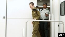 Binh sĩ Shalit, 25 tuổi, đã bị các phần tử chủ chiến Palestine bắt năm 2005 trong một cuộc đột kích ngang biên giới