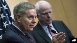 Thượng nghị sĩ John McCain và Lindsey Graham của đảng Cộng hòa.