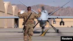 Một binh sĩ Mỹ hướng dẫn máy bay không người lái MQ-9 Reaper khi nó chạy trên đường băng ở sân bay Kandahar, Afghanistan, ngày 9 tháng 3 năm 2016. 