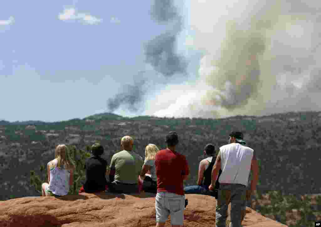 D&acirc;n ch&uacute;ng theo d&otilde;i kh&oacute;i bốc l&ecirc;n từ c&aacute;c đ&aacute;m ch&aacute;y rừng ở ph&iacute;a t&acirc;y Colorado Springs.