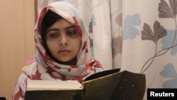 Malala Yousufzai đọc sách trong thời gian hồi phục sức khỏe tại bệnh viện Queen Elizabeth ở Birmingham, Anh