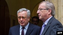 Thủ tướng Luxembourg đồng thời là Chủ tịch Eurogroup Jean Claude Juncker (phải) và Bộ trưởng Tài chính Italia Giulio Tremonti rời khỏi văn phòng sau một cuộc họp tại Luxembourg, ngày 3/8/2011